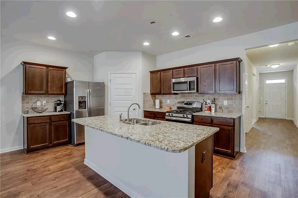 4 bed, 2.0 bath, 1819 sqft, $2,300 — Photo 3