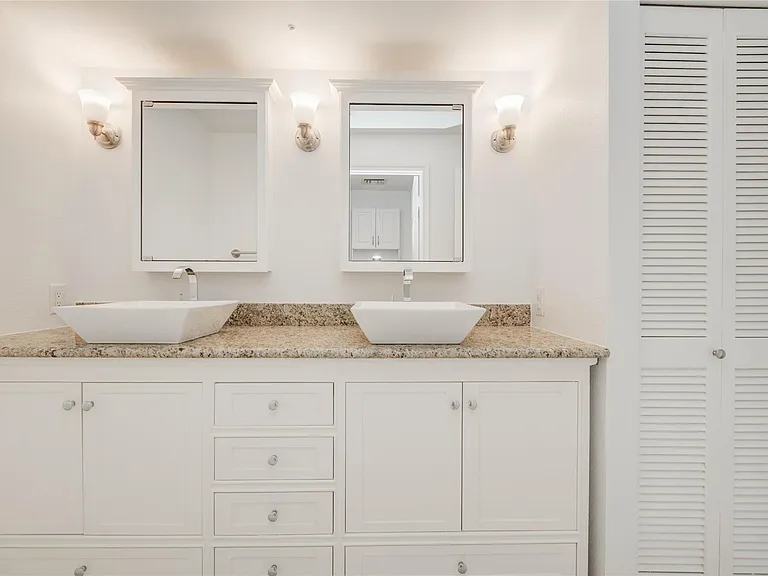 15 Greenway Plz #10G — Photo 31