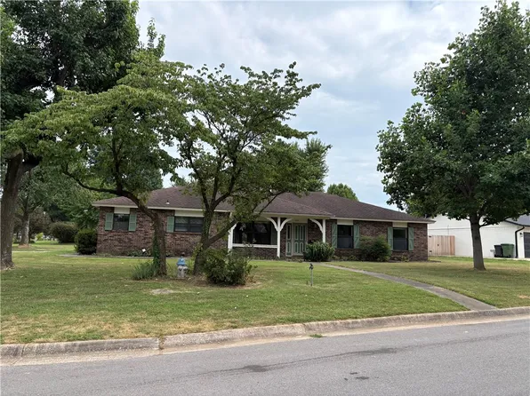 2915 Parkwood Dr, Rogers, AR 72756