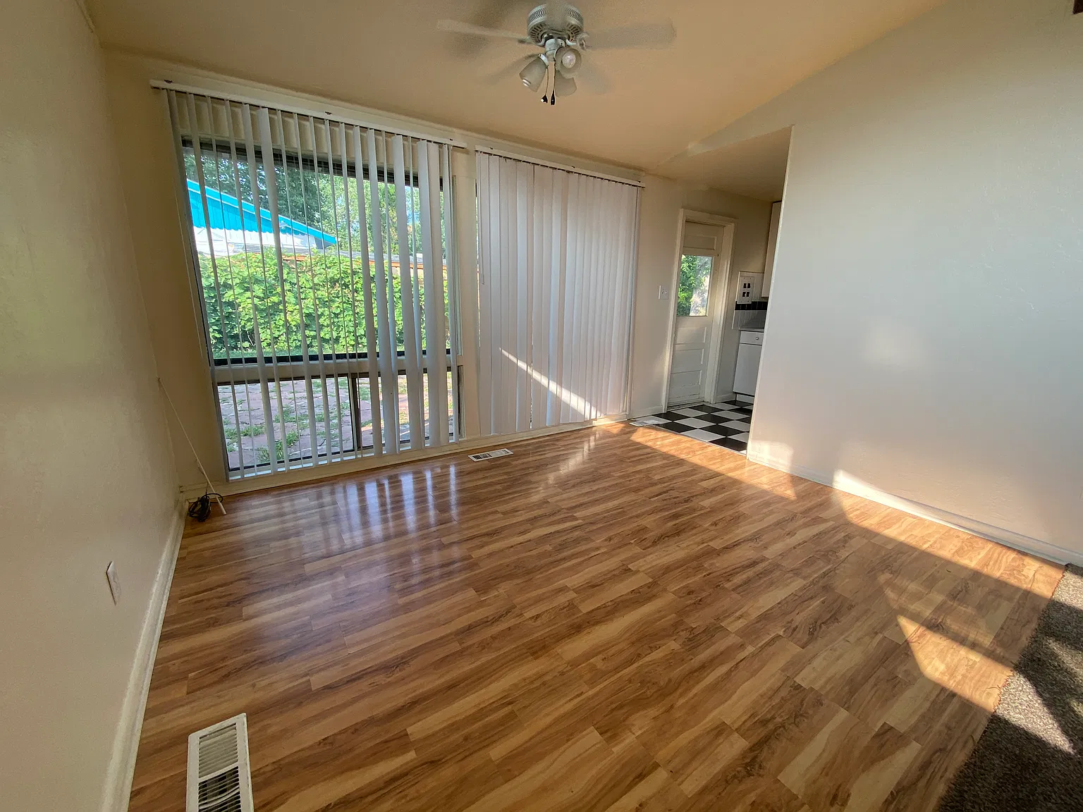 3 bed, 1008 sqft, $3,750 — Photo 3