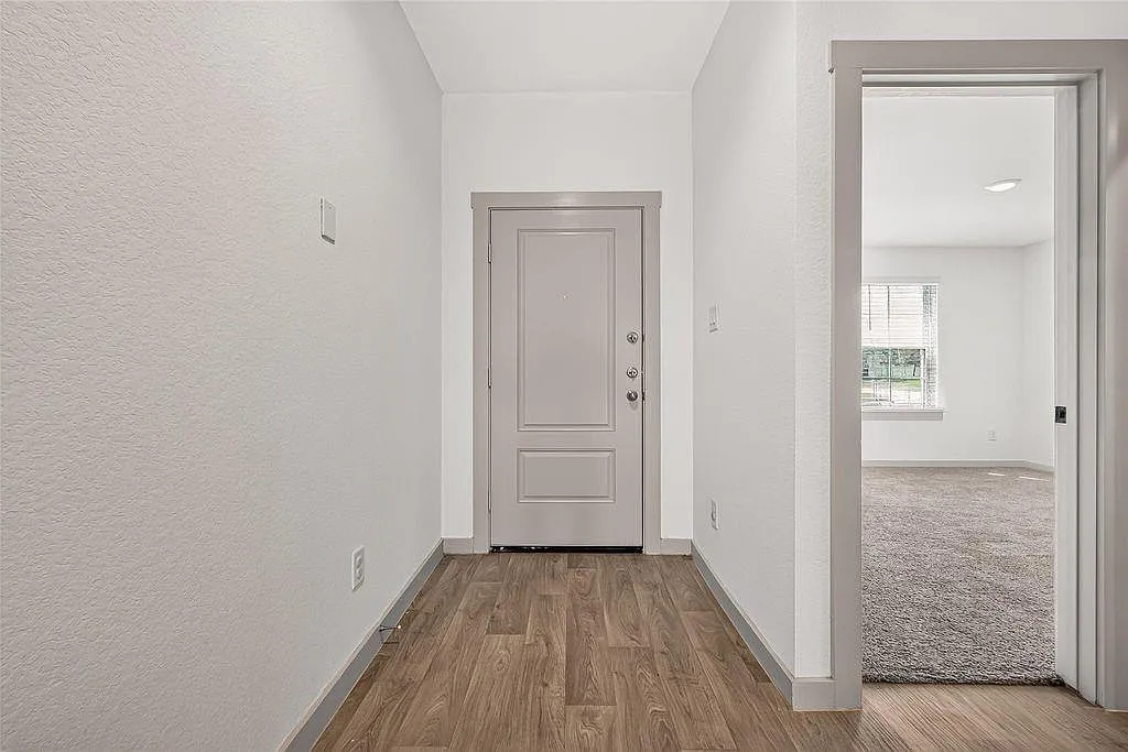 4 bed, 2.0 bath, 1860 sqft, $2,100 — Photo 3