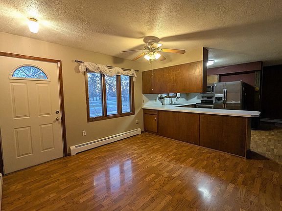 5th image of 301 6th St NE