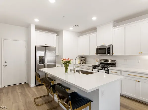 600 N Carriage Hill Dr #1020, Las Vegas, NV 89138