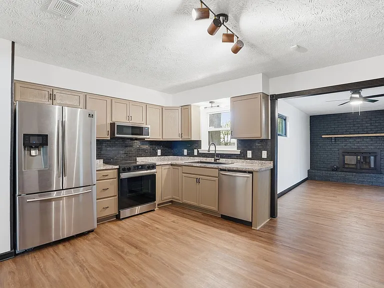 703 Pineview Ct — Photo 10