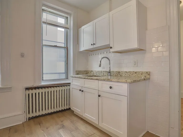 327 Jackson St #18 — Photo 3