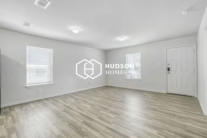 3 bed, 1.0 bath, 836 sqft, $955 — Photo 3