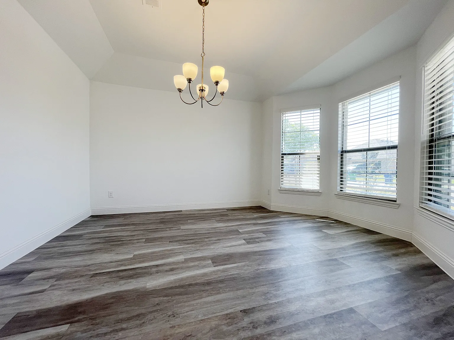4 bed, 1974 sqft, $2,395 — Photo 3