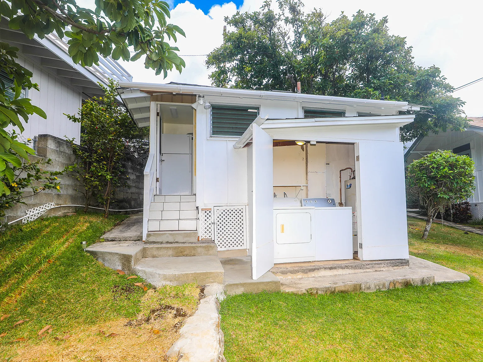 2534 E Manoa Rd — Photo 4