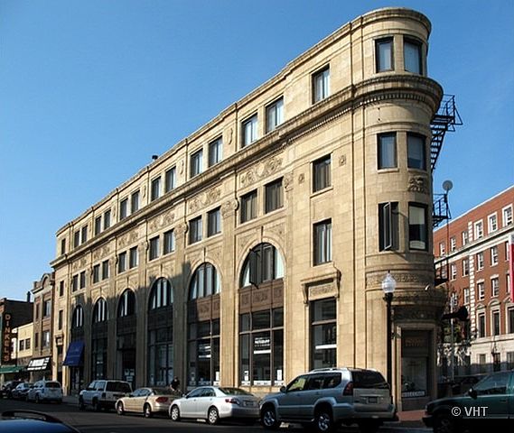 1st image of 3325 N Lincoln Ave APT 301
