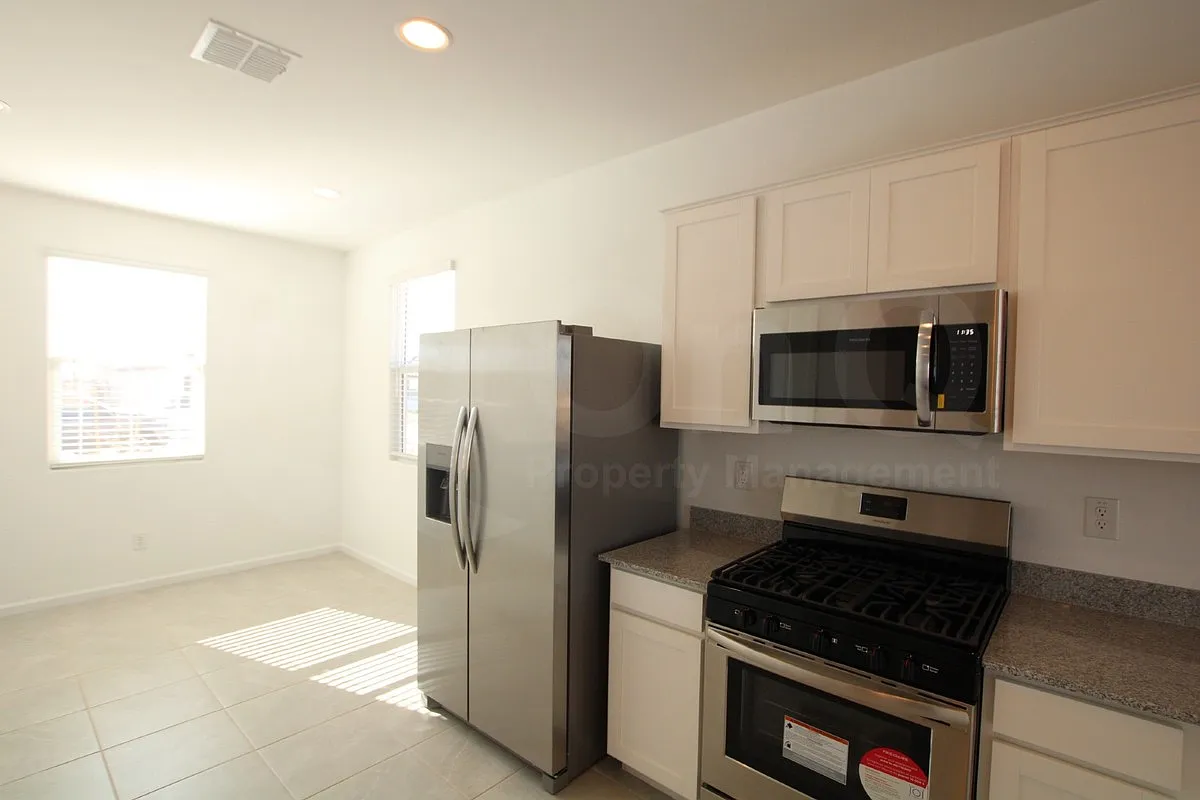 3 bed, 2.0 bath, 1402 sqft, $1,495 — Photo 2