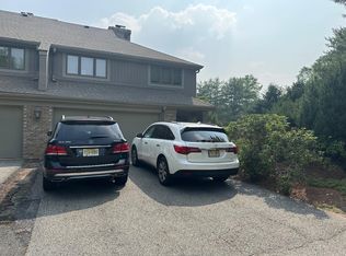 32 Whitman Ln, Mahwah, NJ 07430
