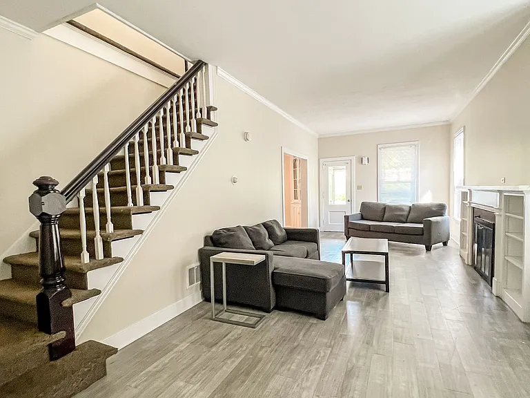 35 James St — Photo 1
