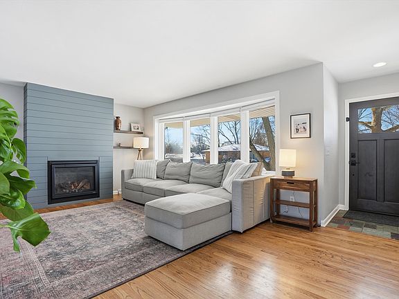 3rd image of 1571 Barrington Pl