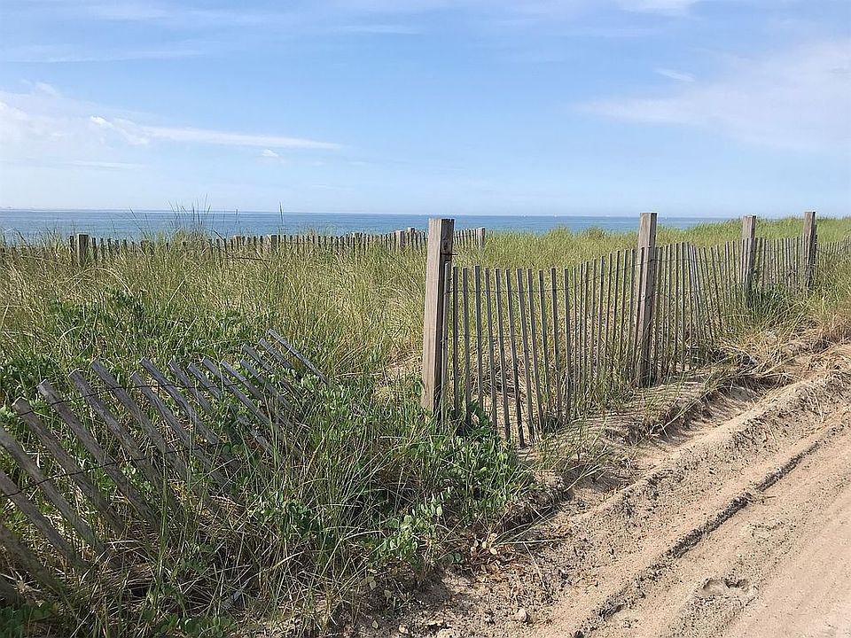 2nd image of 46 S Niantic Dr
