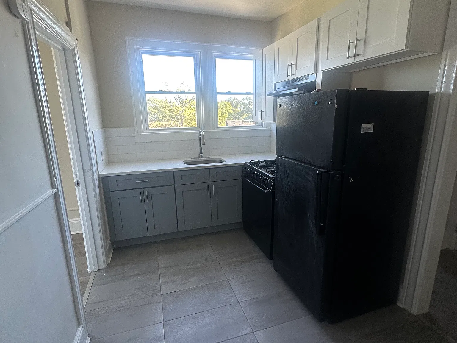 3 bed, 950 sqft, $2,650 — Photo 2