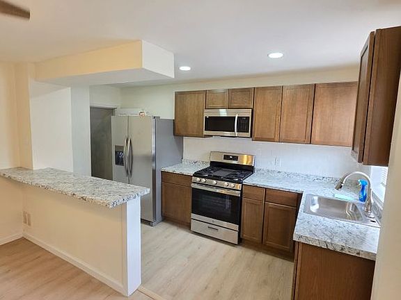 4th image of 5449 Claridge St