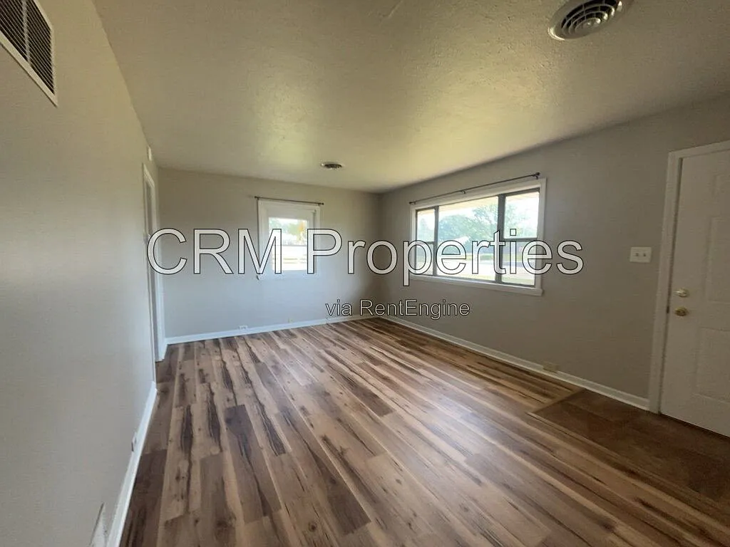 4 bed, 1.0 bath, 975 sqft, $1,200 — Photo 3