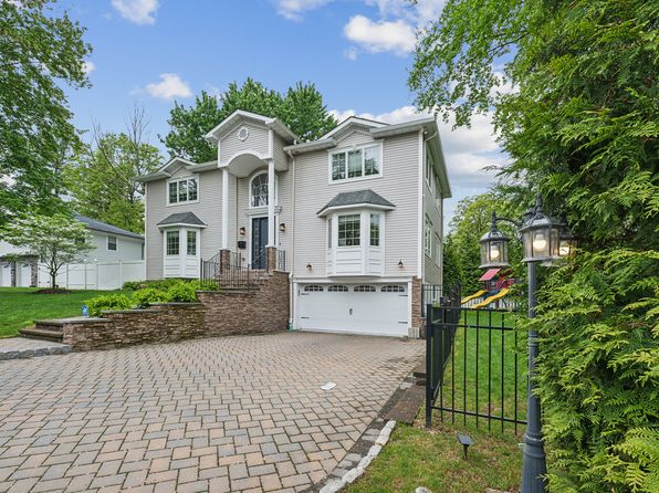 39 Drury Ln, Demarest, NJ 07627