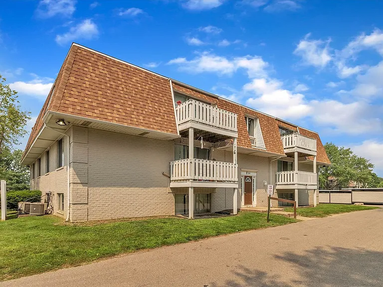 Country Club Park Apartments (320 S. Drake LLC) — Photo 14