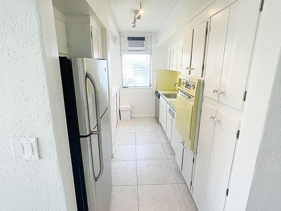 3rd image of 3013 Harbor Dr APT 4A