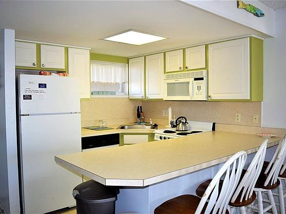 5th image of 200 Bay Ave Suite 202