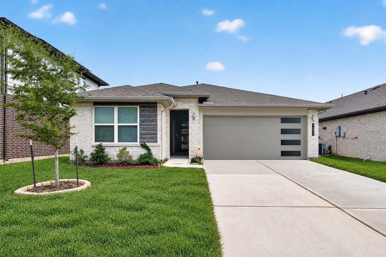 4 bed, 2.0 bath, 1749 sqft, $2,375 — Photo 1