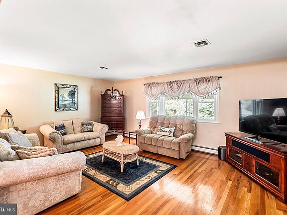 5th image of 206 Harrington Dr N