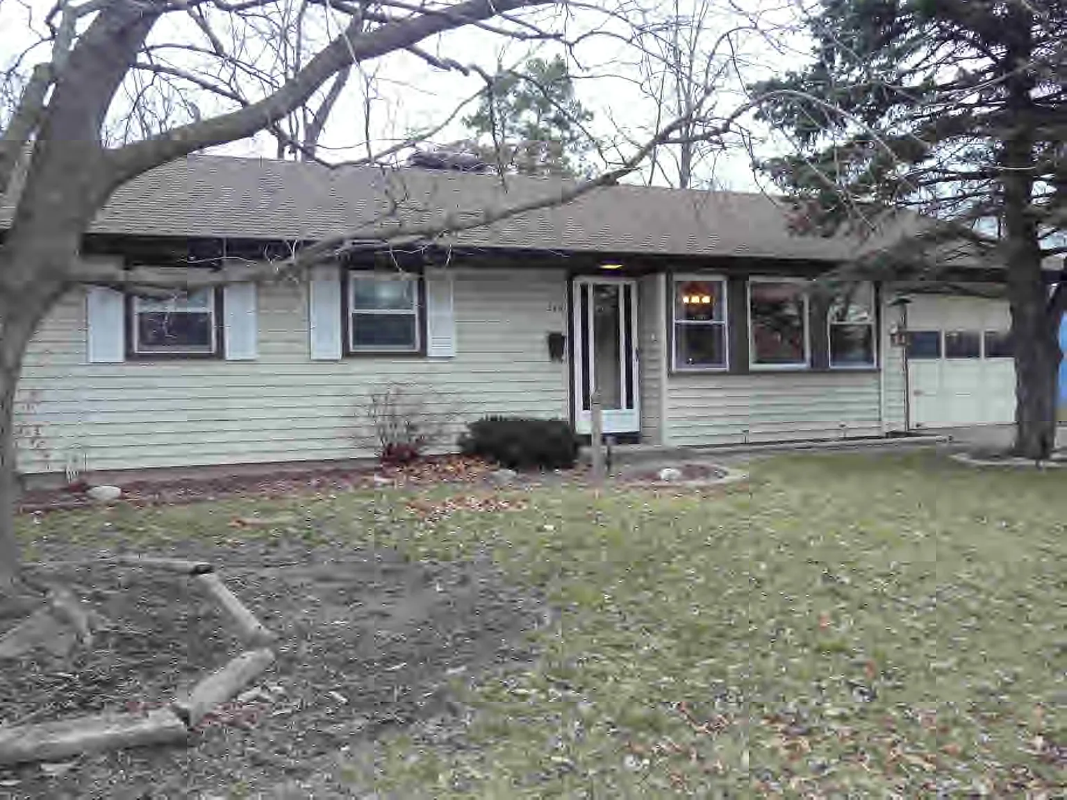 213 Dawn Ave photo 1