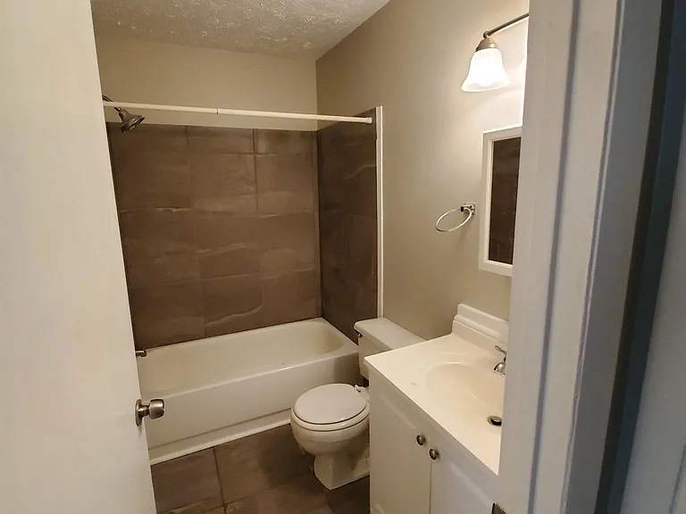 342 E Webster St — Photo 8