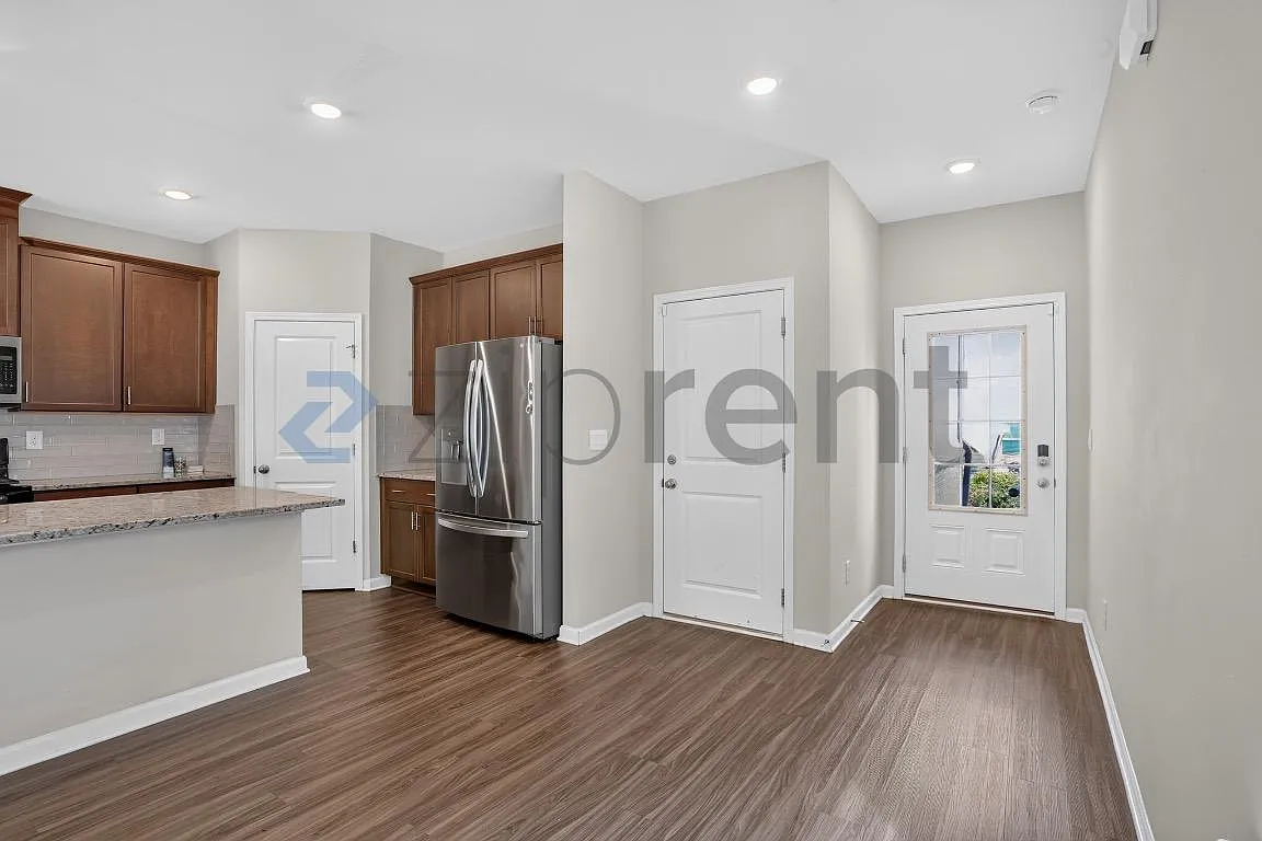 3 bed, 2.5 bath, 1818 sqft, $2,345 — Photo 3