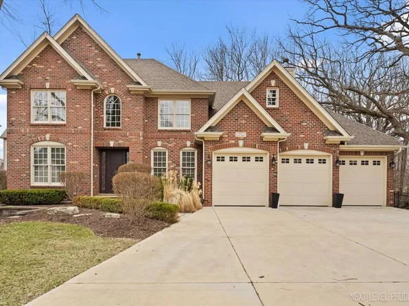 2747 Charter Oak Dr, Aurora, IL 60502