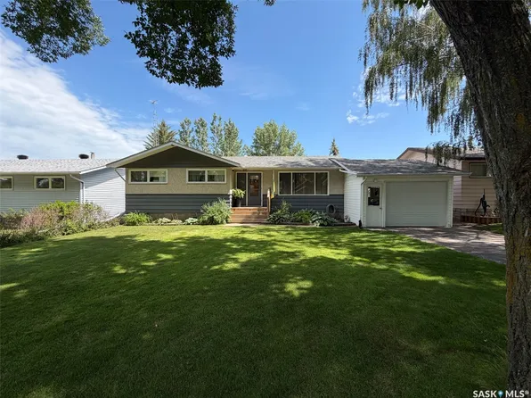 386 4th Street E, Shaunavon, SK S0N 2M0