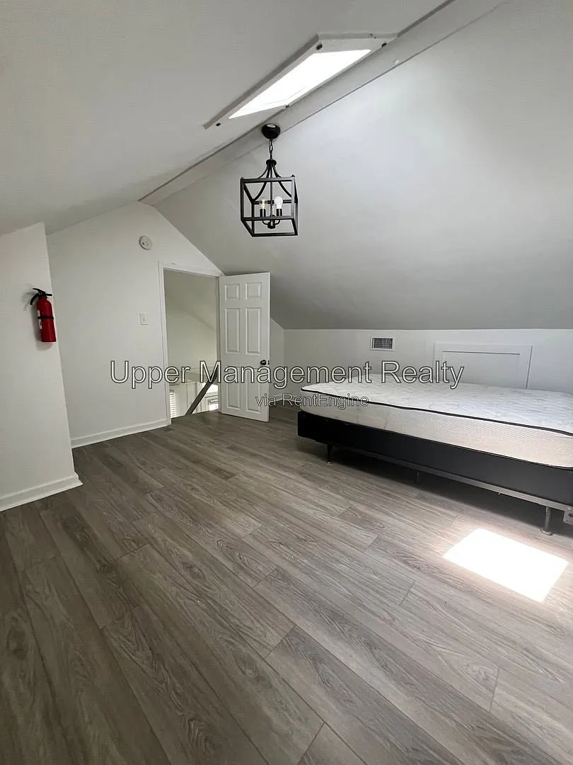 2 bed, 1.0 bath, $2,200 — Photo 3
