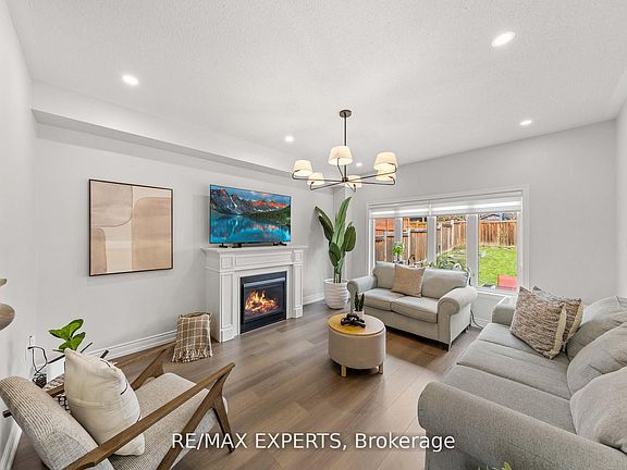 5th image of 22 Manor Glen Cres
