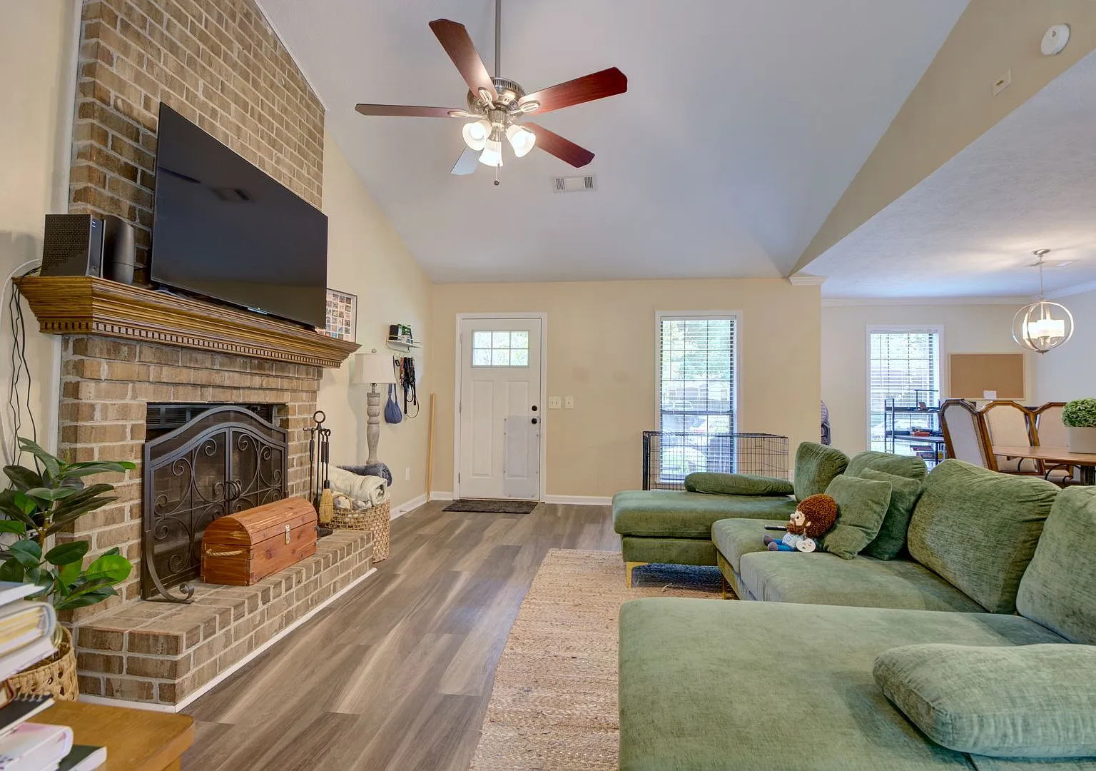 Heart of Auburn! 2 Bedroom Townhouse For Rent — Photo 2