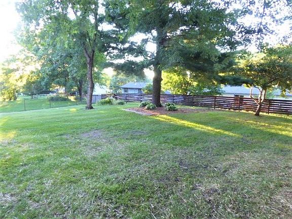 5th image of 215 Hamilton Dr