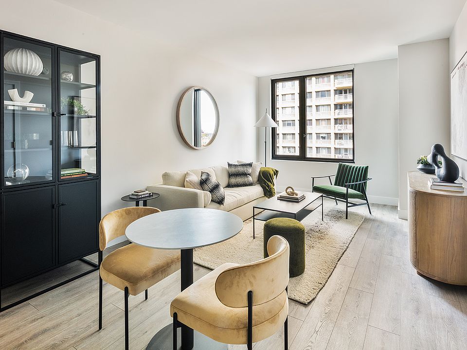 1st image of 54 Crown St #612
