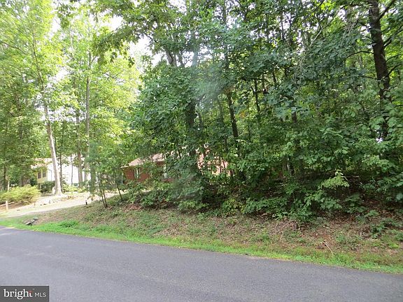 level-mixed wooded-beach neighborhood