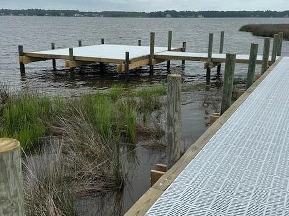 411 S Plantation Lane, Swansboro, NC 28584