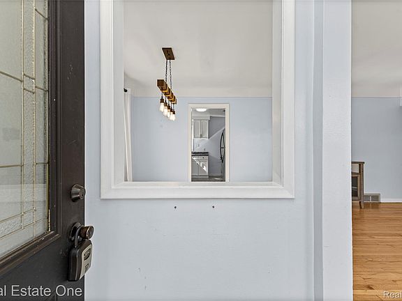 3rd image of 320 Dick Ave