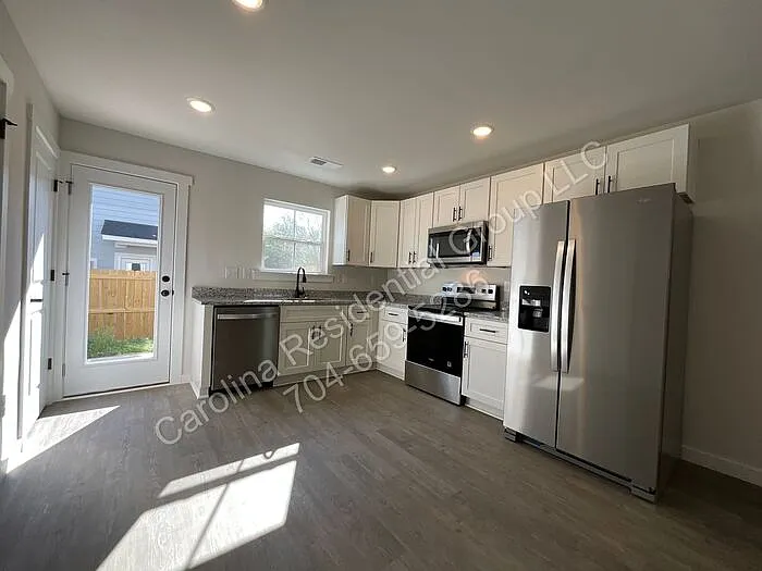 3 bed, 2.5 bath, 1333 sqft, $1,570 — Photo 3