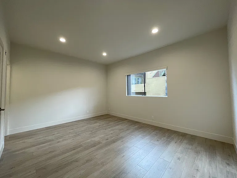 12840 Moorpark — Photo 14