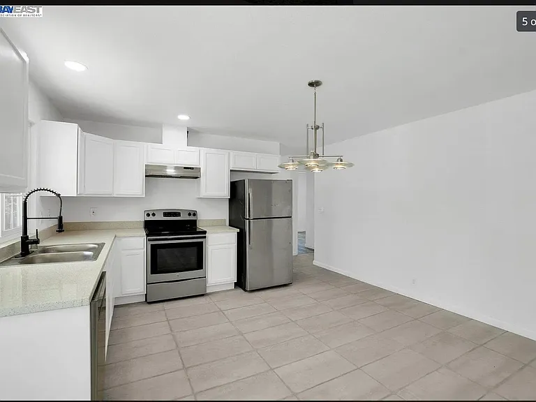 1146 Lewis Ave — Photo 2