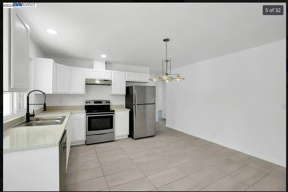 Building Photo - 1146 Lewis Ave