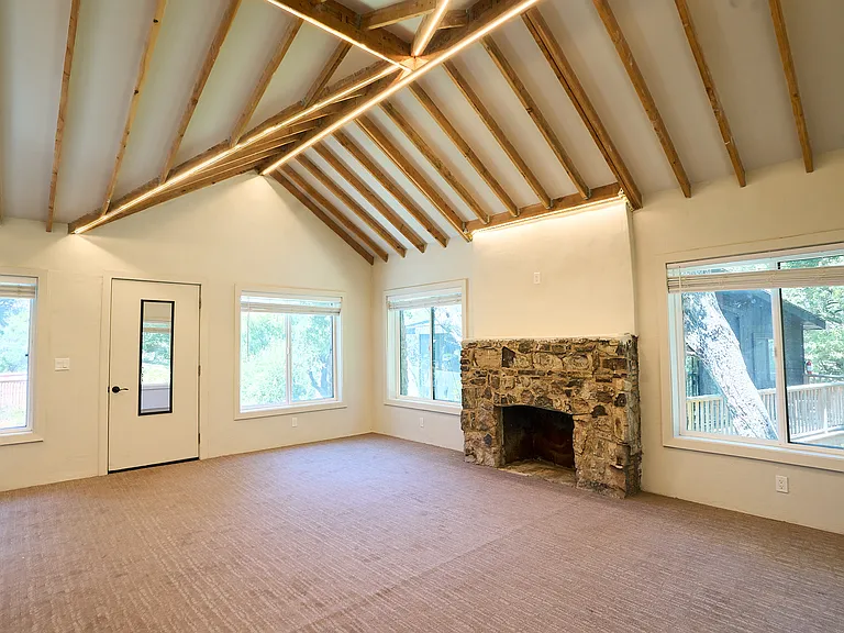 380 Loftyhill Dr — Photo 8