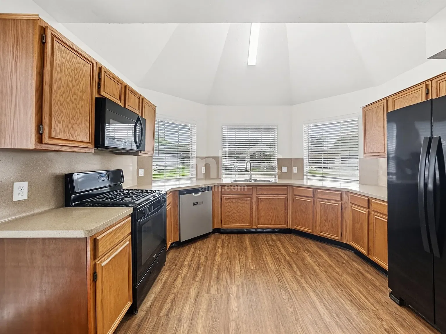 3 bed, 2.5 bath, 1699 sqft, $2,300 — Photo 3