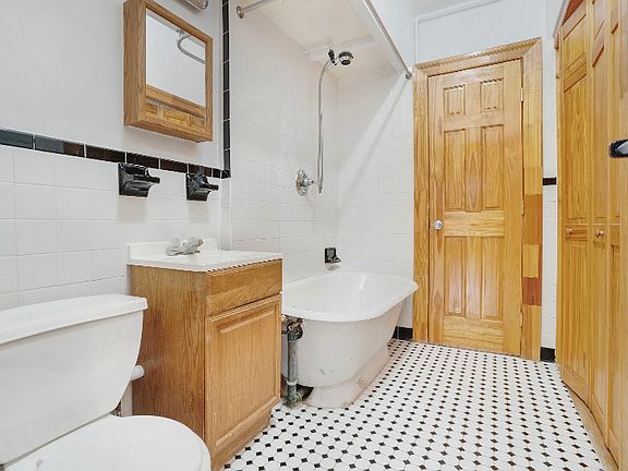 4th image of 49 W 71st St #7AA