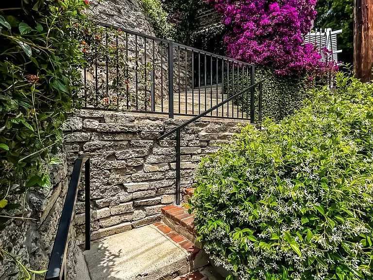 Unbelievable Stand-Alone 2-Bedroom House in Prime West Hollywood Hills — Photo 32