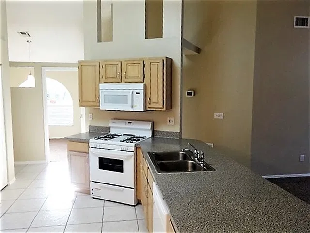 3 bed, 2.0 bath, 1888 sqft, $2,725 — Photo 2