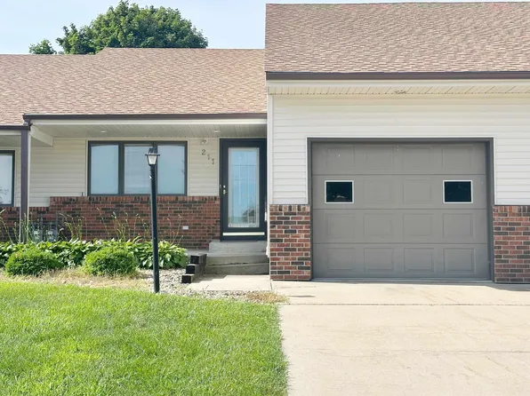 211 Royal Oaks Dr, Cresco, IA 52136